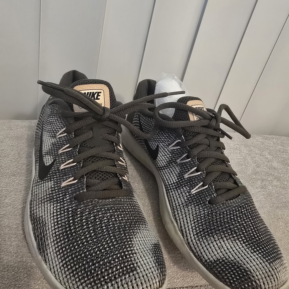 Nike Men's Black and Gray Shoes